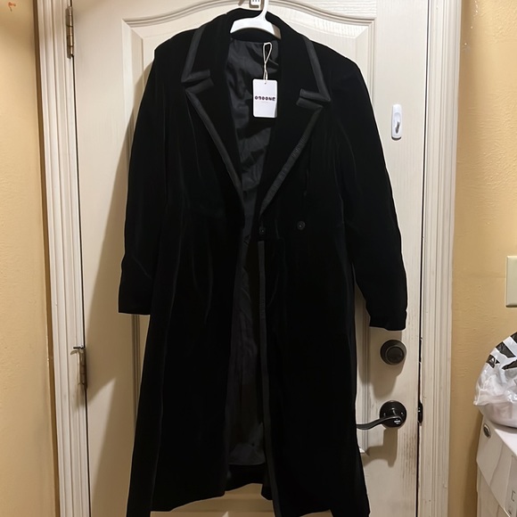 New Women’s Omoone black velvet coat in Medium (I also have it in maroon S) - Picture 8 of 9